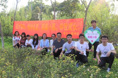 陶学子们和老师合影留念 陶学子们和老师合影留念